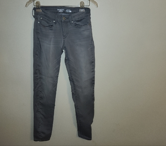 Denizen from Levi's Charcoal Skinny Jeans - Picture 1 of 9